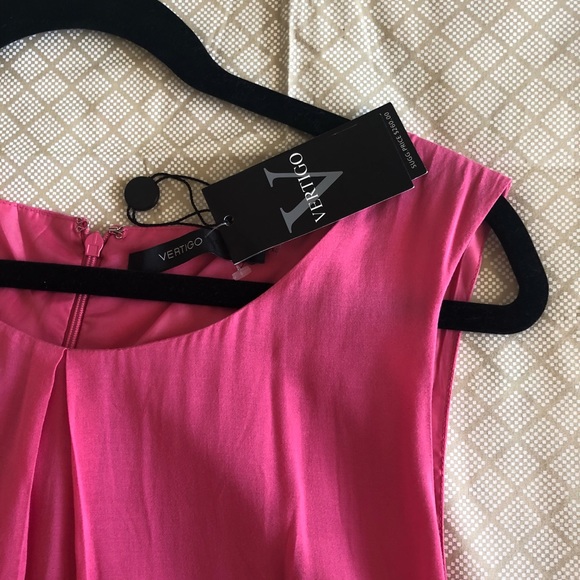 Beautiful dress - Picture 2 of 8